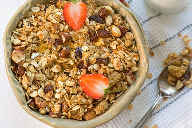 GÜNE DOYURUCU VE HAFİF BİR BAŞLANGIÇ: BALLI GRANOLA